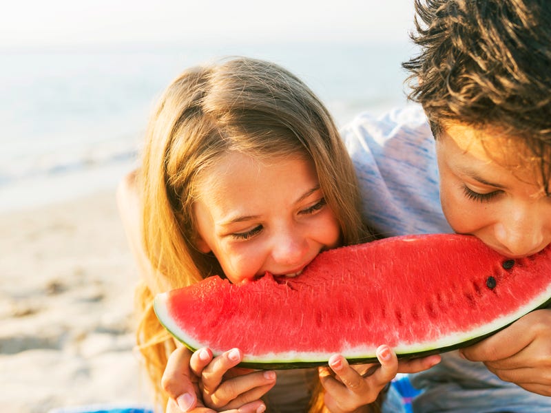 Crianças aprendem melancia e mais frutas em inglês