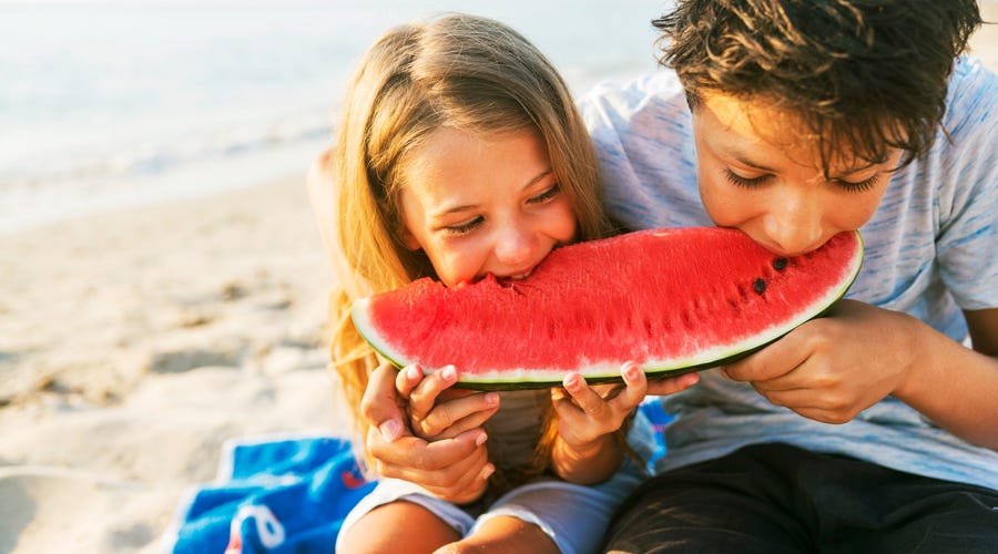 Crianças aprendem melancia e mais frutas em inglês