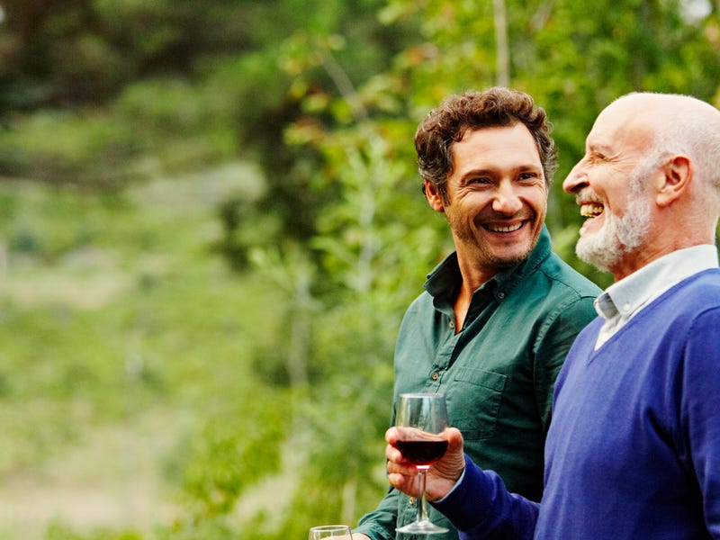 Homens brindam com bebidas típicas da Alemanha