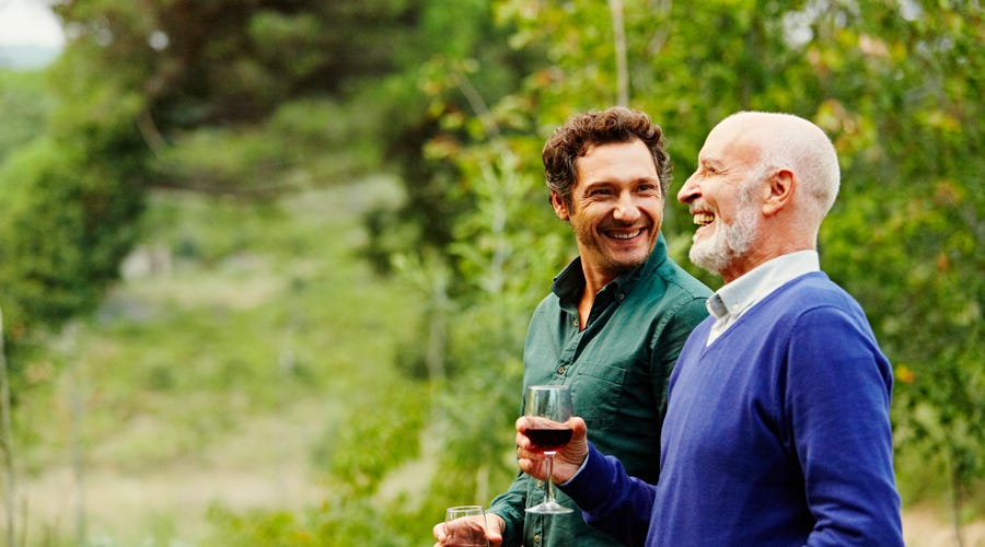 Homens brindam com bebidas típicas da Alemanha