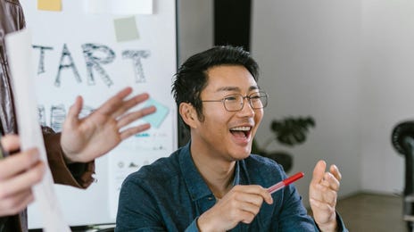 Homem que aprendeu como ser mais influente no trabalho e utiliza esses métodos durante reuniões.