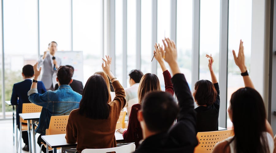 Alunos em sala de aula podem fazer perguntas em espanhol.