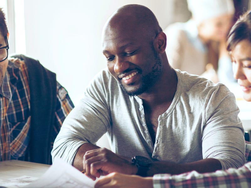 Homem analisa diversidade cultural no ambiente de trabalho