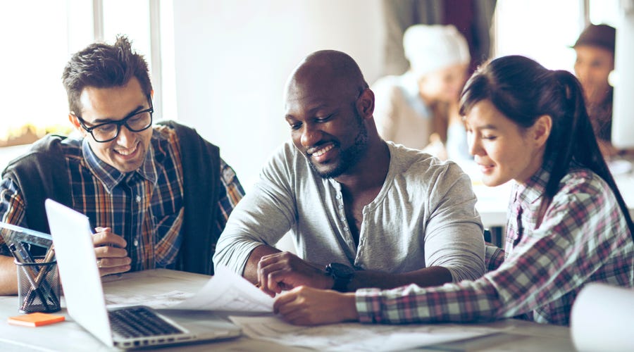 Homem analisa diversidade cultural no ambiente de trabalho