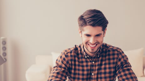 Homem estuda para tirar o CEFR.