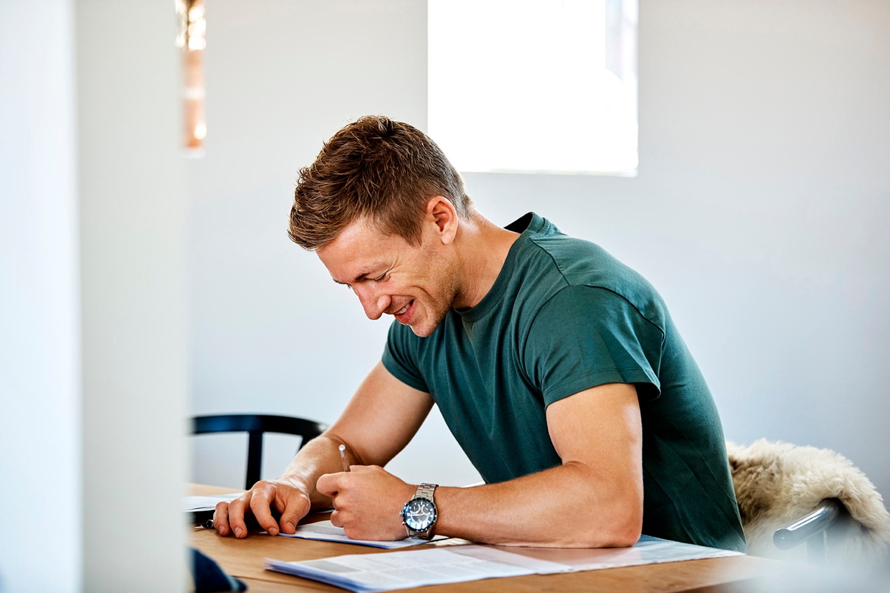 Homem revisando a matéria que aprendeu no curso de francês do RJ.