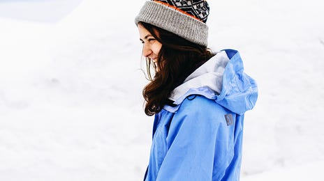 Estudante de intercâmbio se divertindo na neve no Canadá.