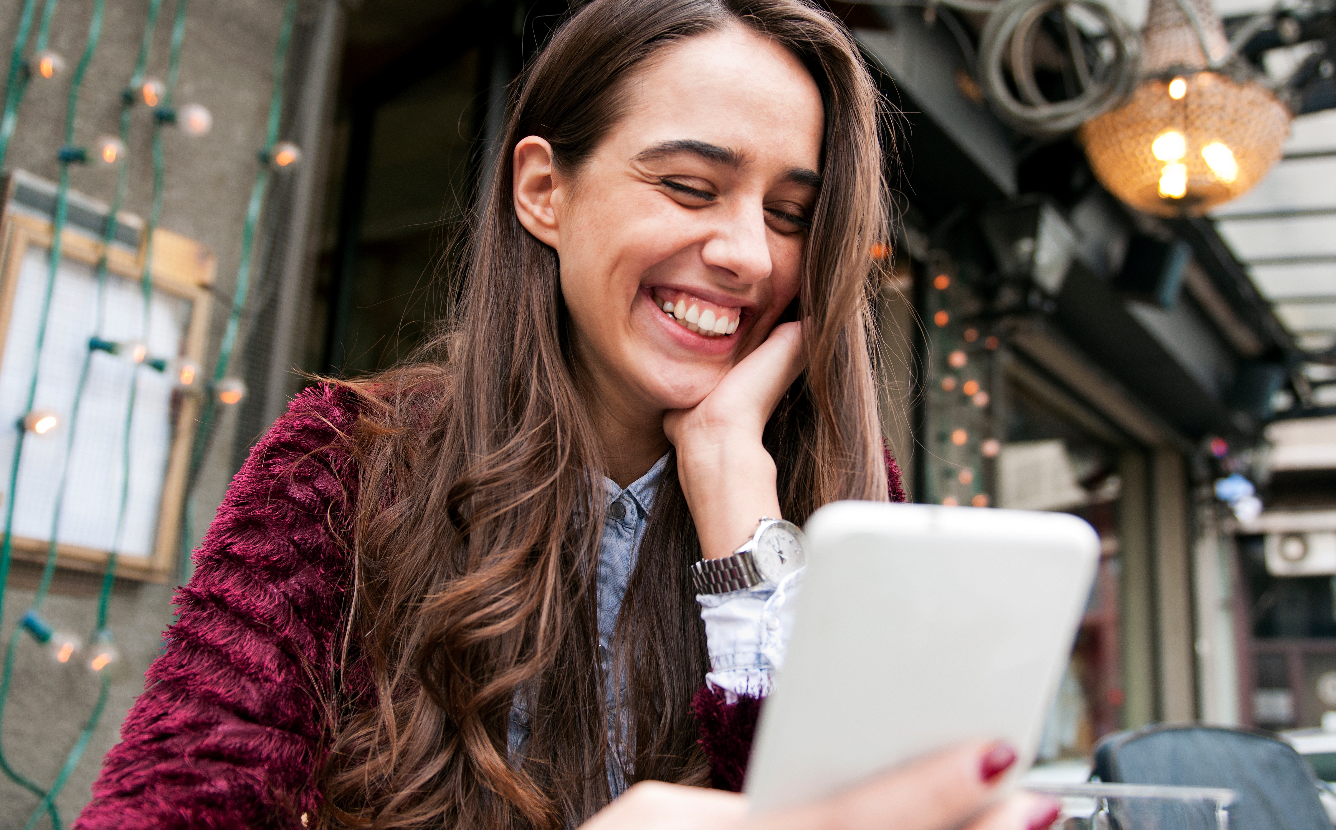 Jovem aprende italiano em Curitiba com o curso do Berlitz.