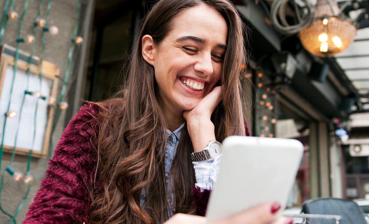 Jovem aprende italiano em Curitiba com o curso do Berlitz.