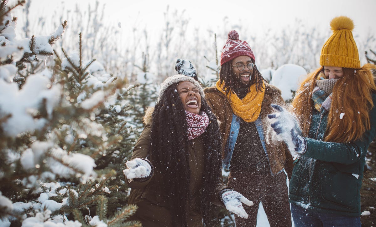 Jovens estudantes de intercâmbio se divertindo na neve do Canadá.