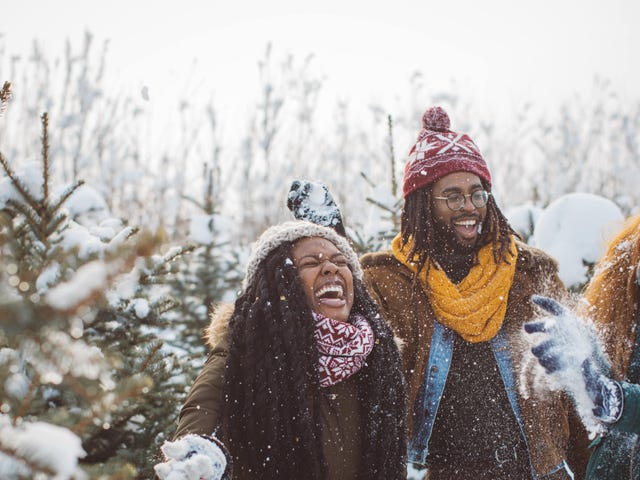 Jovens estudantes de intercâmbio se divertindo na neve do Canadá.