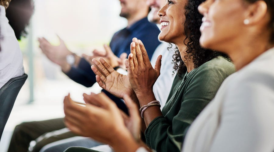 Funcionários celebram visão, missão e valores da empresa