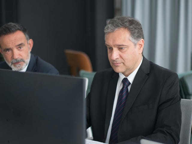 Homem tem aula online de conversação em inglês com o Berlitz On Demand Plus.