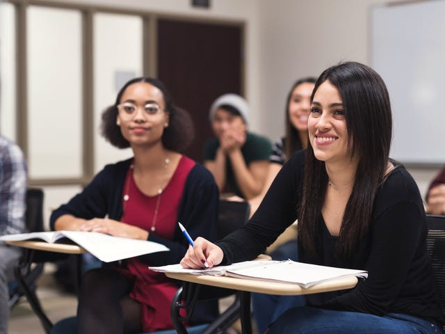 Jovens estudam em centro de idiomas após entrar em contato com o Berlitz.
