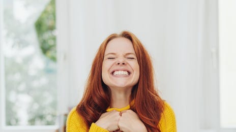 Jovem ruiva feliz ao se matricular em suas aulas de idiomas por um preço promocional.
