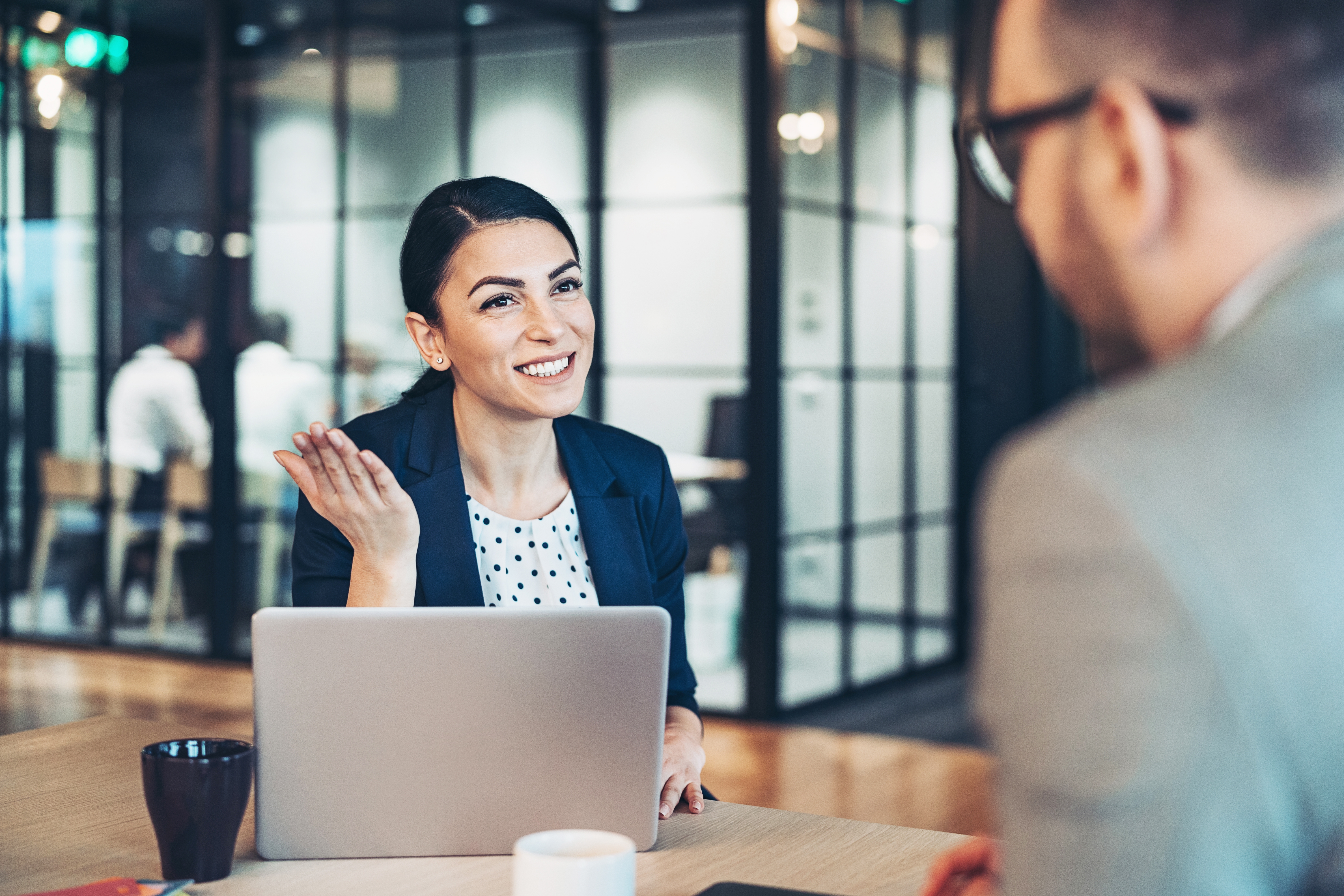 Mulher faz dinâmicas para trabalhar em equipe na empresa