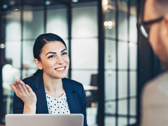 Mulher faz dinâmicas para trabalhar em equipe na empresa