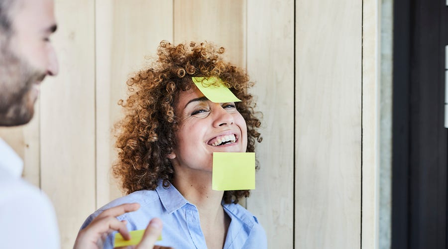Mulher fazendo um exercício para desenvolver a inteligência emocional