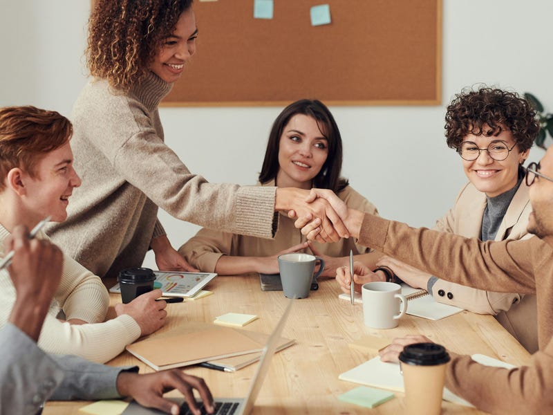Equipe em reunião de projetos, alinhando entregas com a ajuda de métodos ágeis.