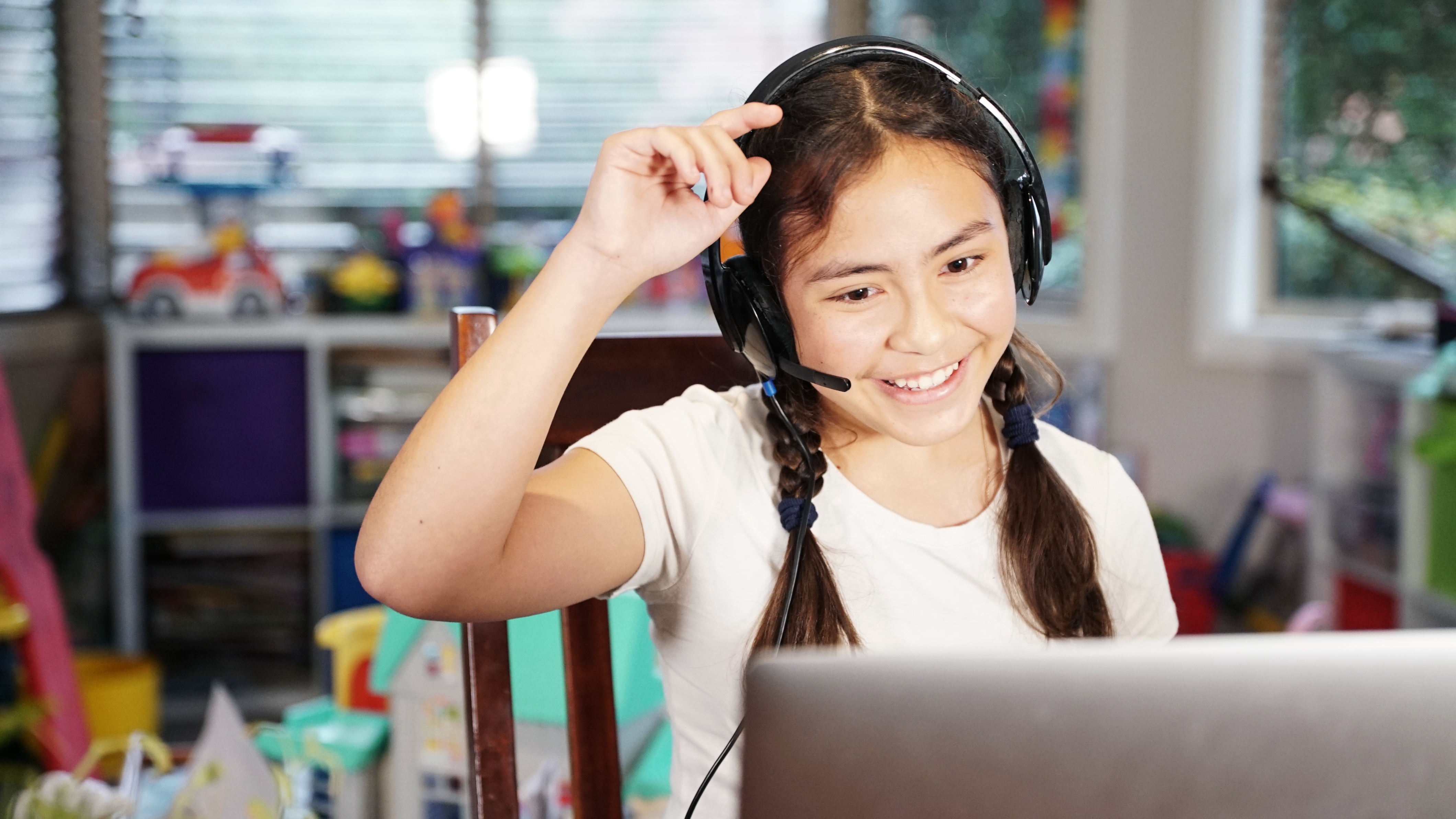 Menina estuda espanhol para crianças e adolescentes no Berlitz.