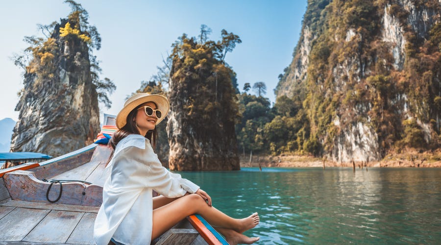 Mulher aproveitando uma viagem por ser nômade digital