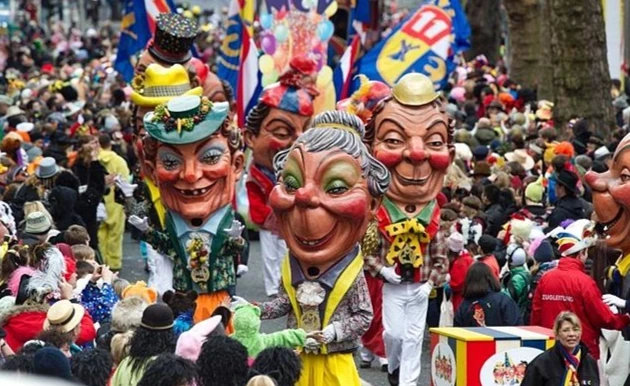 Desfile folclórico no Karneval, o carnaval alemão.