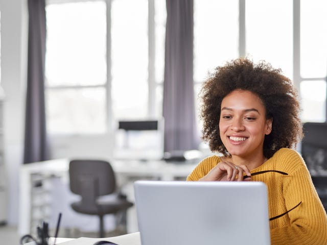 Mulher faz curso de espanhol online pelo computador.