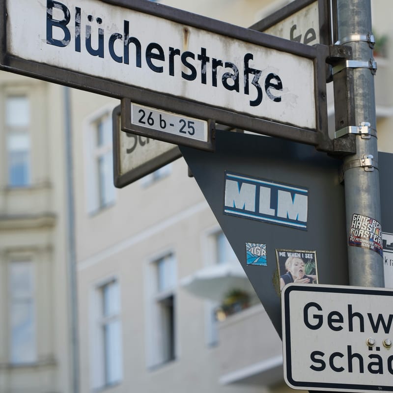 Placas de rua com palavras alemãs.
