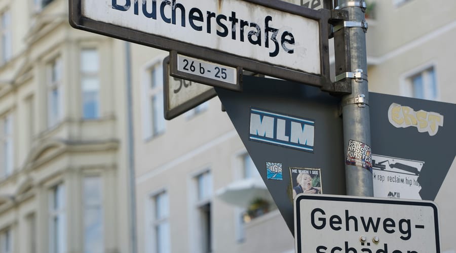 Placas de rua com palavras alemãs.