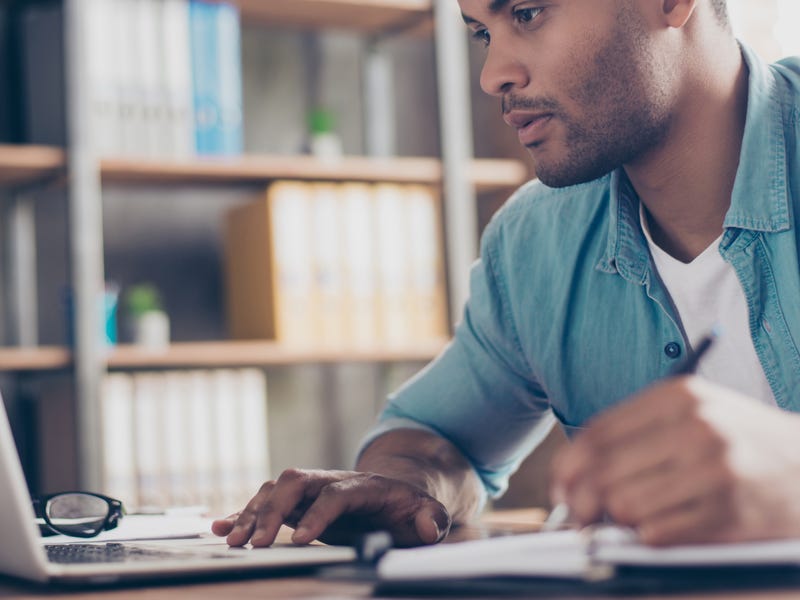Homem estuda as preposições em espanhol