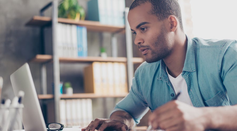 Homem estuda as preposições em espanhol