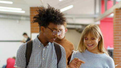 Jovens estudam idiomas no curso da escola de idiomas Berlitz presencial.