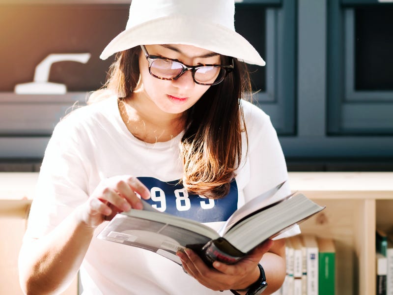 Garota estuda verbos em francês