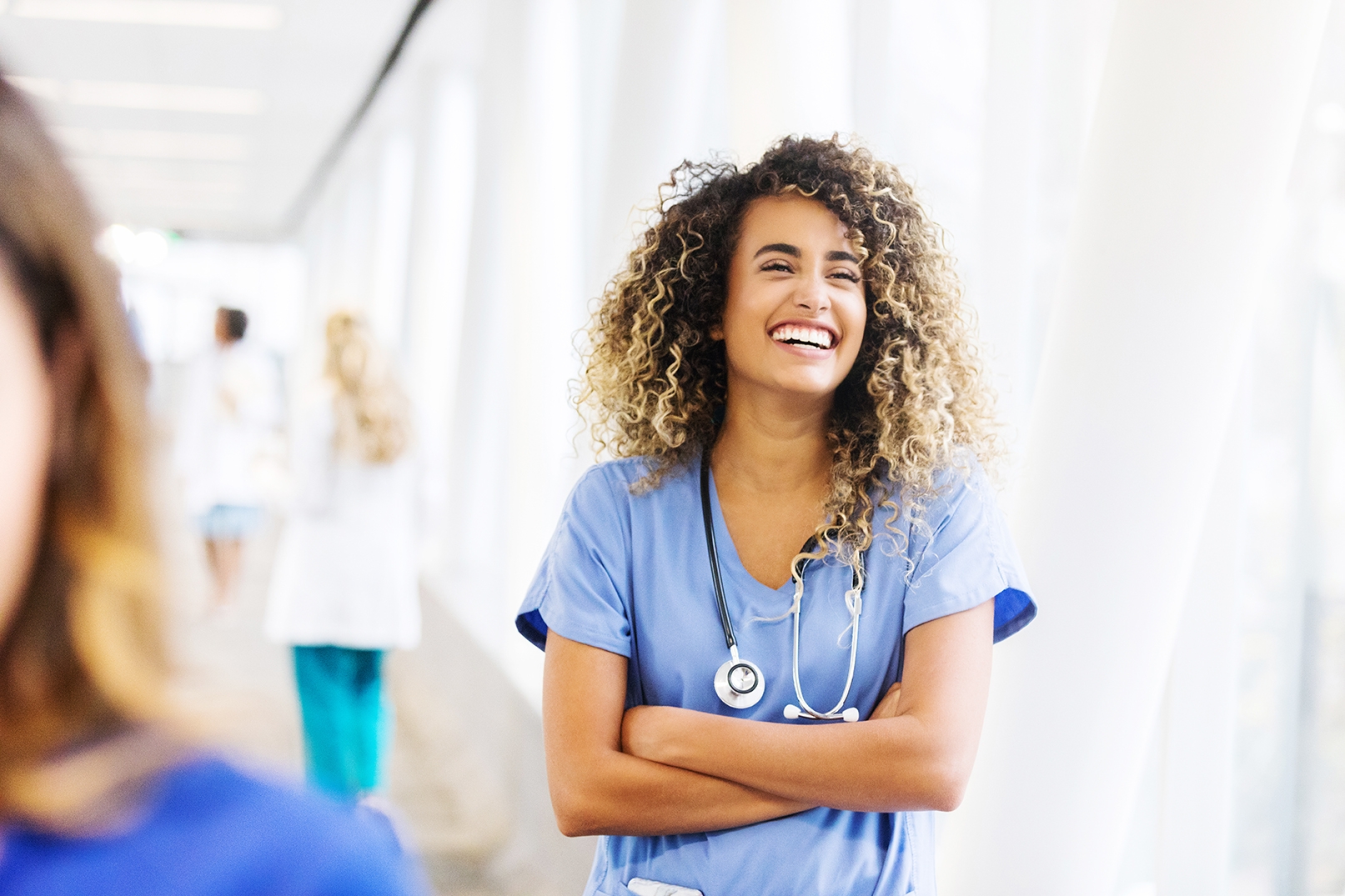 Enfermeira na Alemanha sorridente em um intervalo de trabalho.