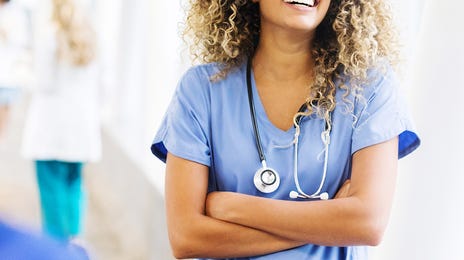 Enfermeira na Alemanha sorridente em um intervalo de trabalho.