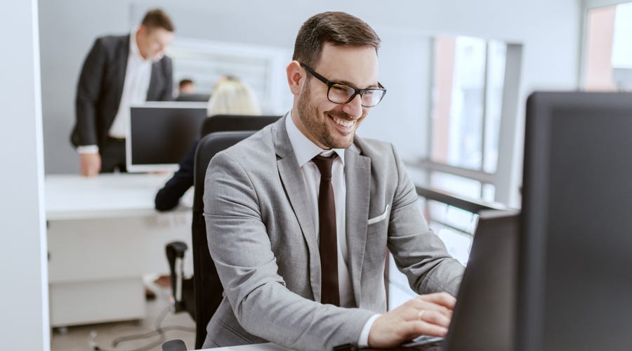 Homem aprende noções de estratégia empresarial
