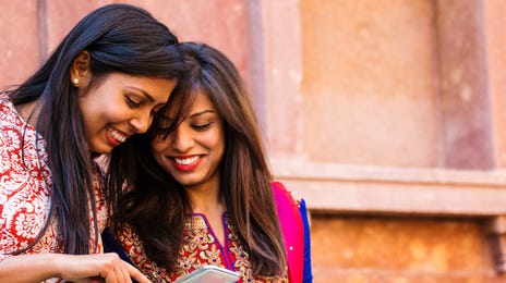 Jovens fazem curso de hindi pelo celular.