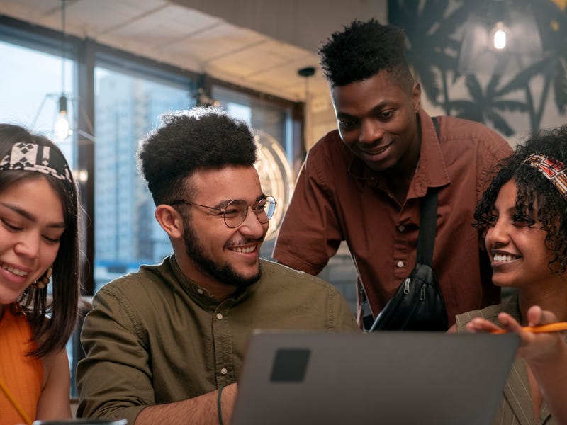 Equipe de trabalho fazendo uma reunião de feedback.