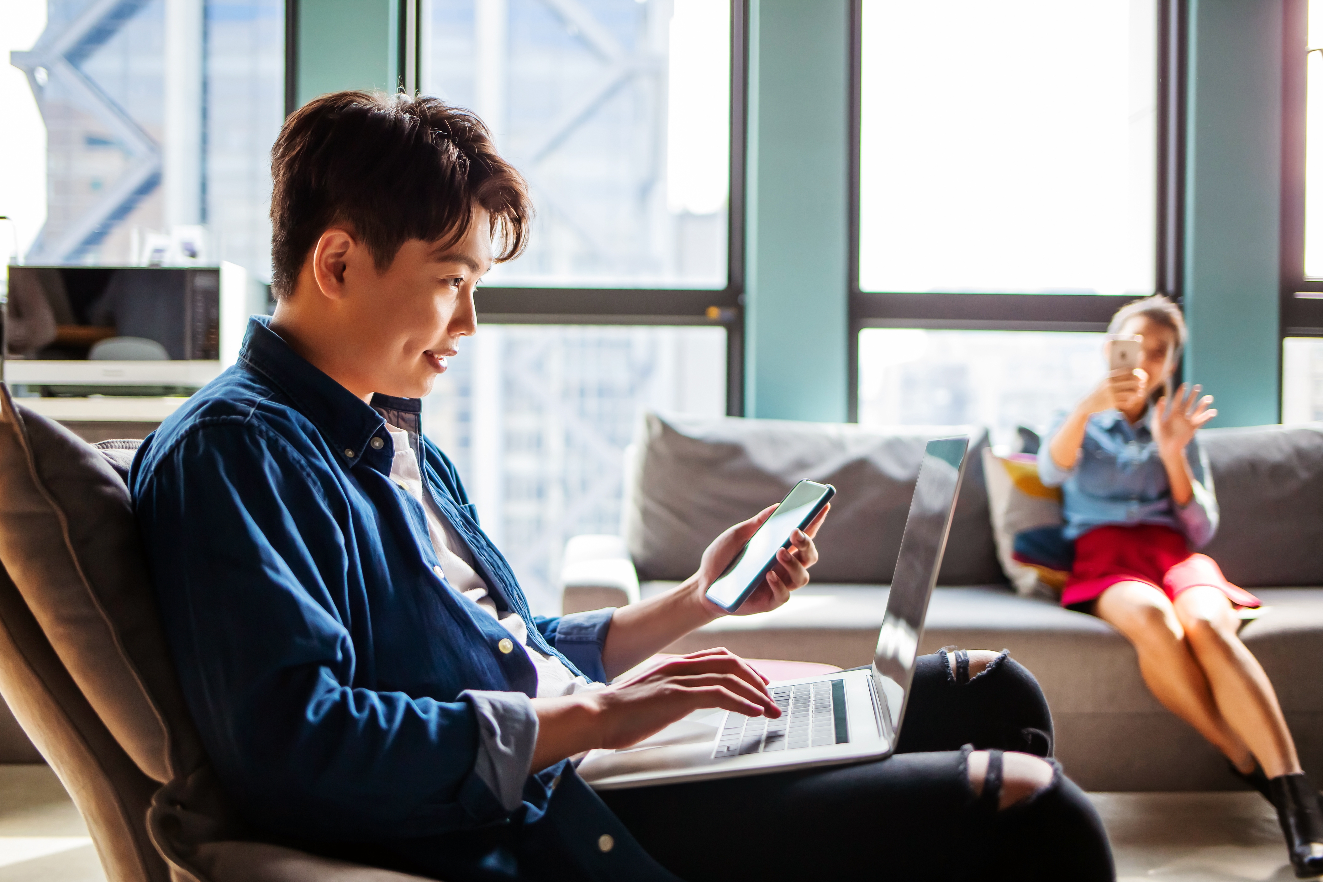 Homem aprende Business English e outros idiomas no computador.