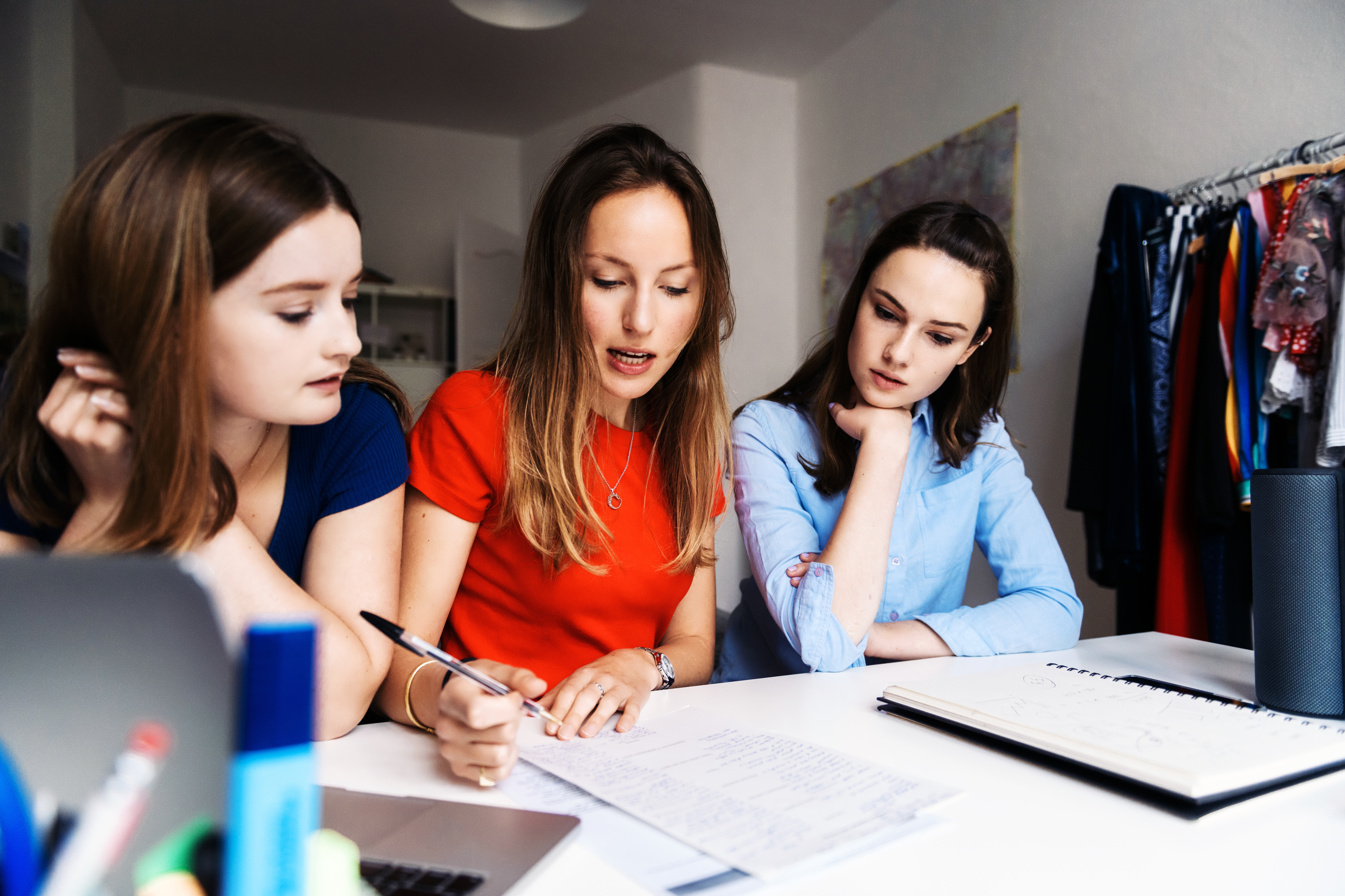 Jovens estudam a voz passiva do inglês juntas