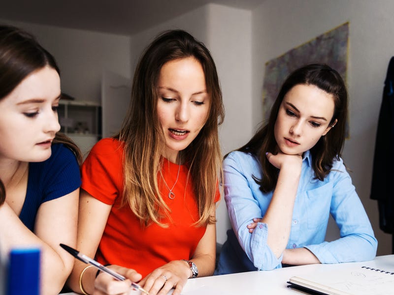 Jovens estudam a voz passiva do inglês juntas