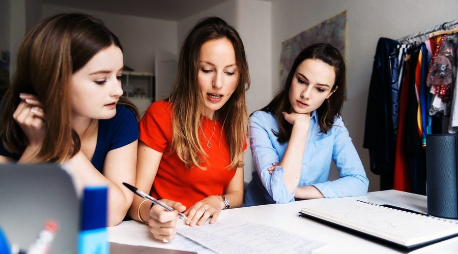 Jovens estudam a voz passiva do inglês juntas