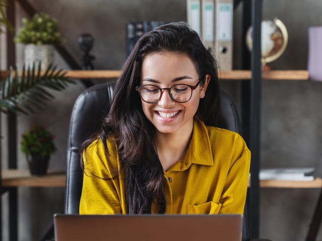 Jovem pratica idiomas online com aulas EAD