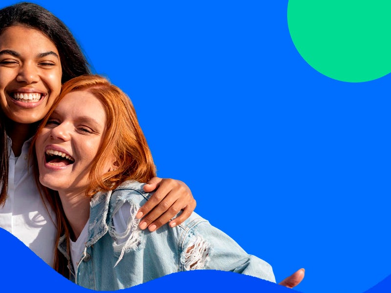 Amigas de diferentes países felizes enquanto se abraçam e aprendem sobre as nacionalidades em inglês.