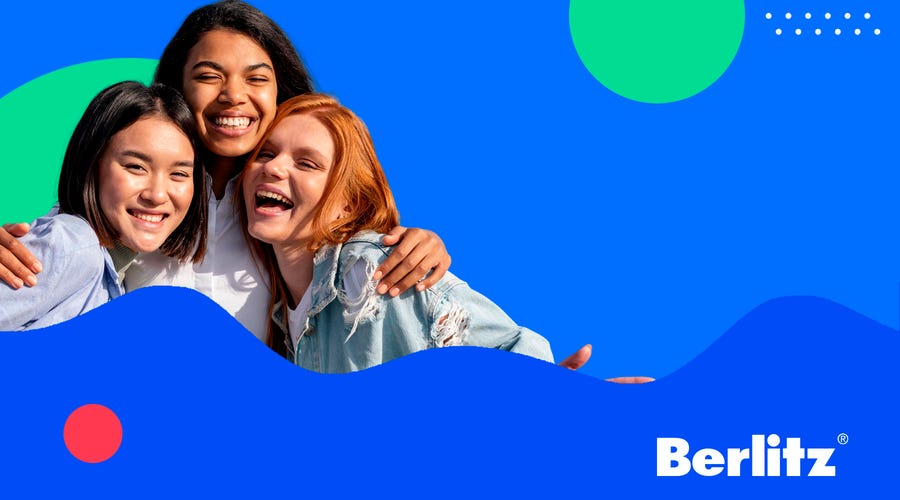 Amigas de diferentes países felizes enquanto se abraçam e aprendem sobre as nacionalidades em inglês.