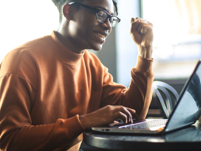 Jovem estuda para teste de espanhol online do Berlitz.