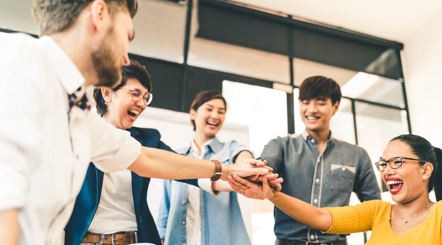 Funcionários com diversidade linguística no trabalho se cumprimentam