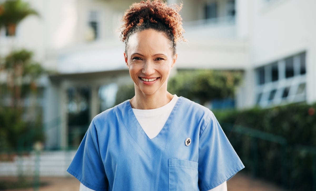 Mulher enfermeira participando do programa de enfermagem na Alemanha do Berlitz.