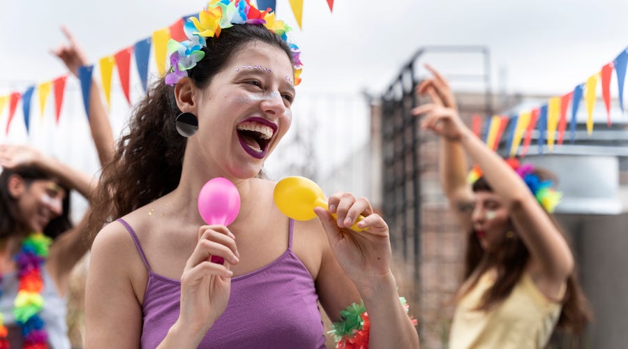 retrato de uma mulher celebrando o começo da primavera