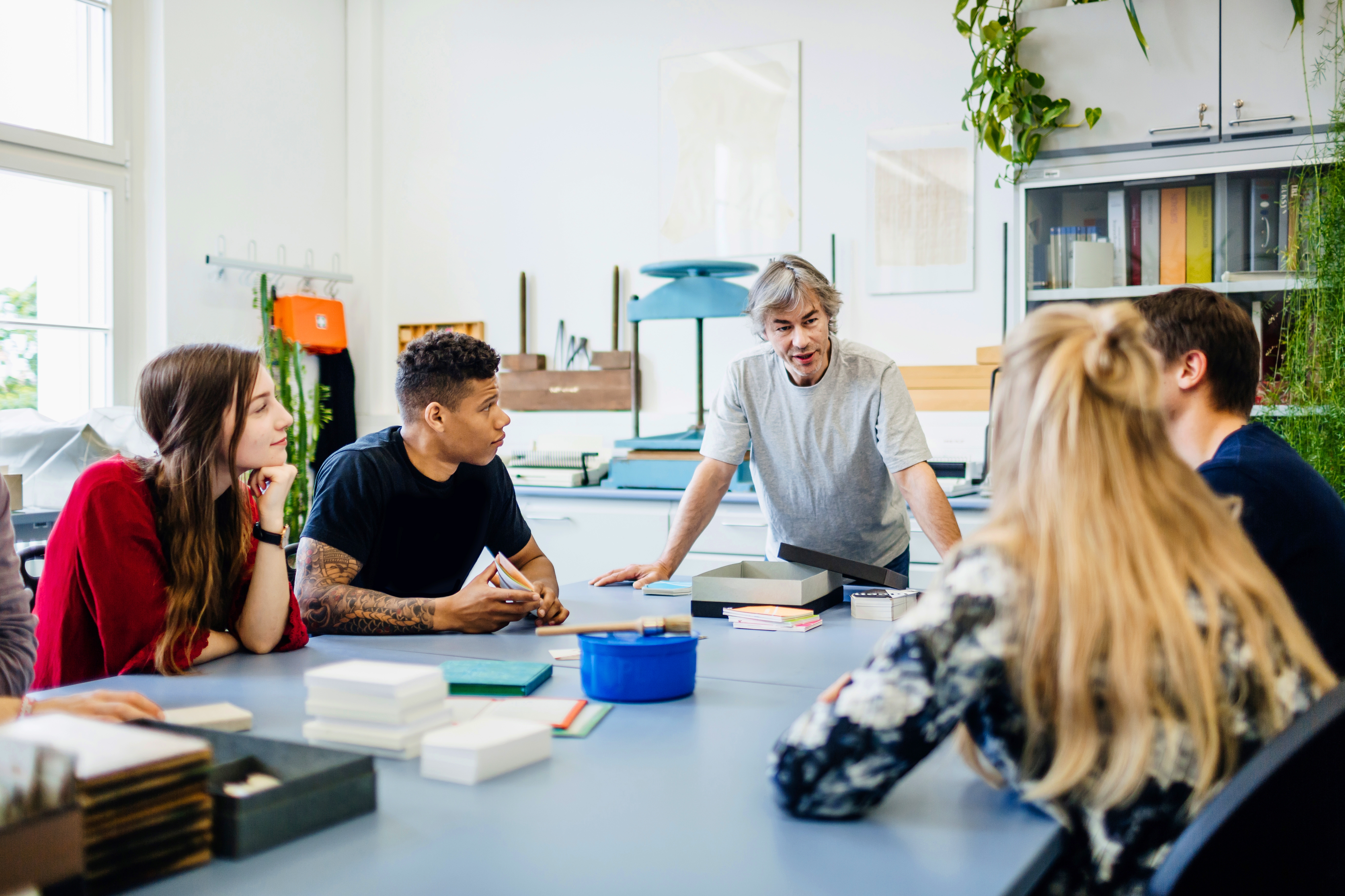 Equipe discute sobre o conceito de liderança situacional